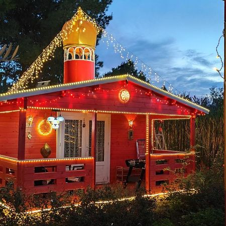 Refugio Madera Estilo Arabe Con Estatuas, Estanques Y Un Pequeno Zoo Hostal Albacete Exterior foto