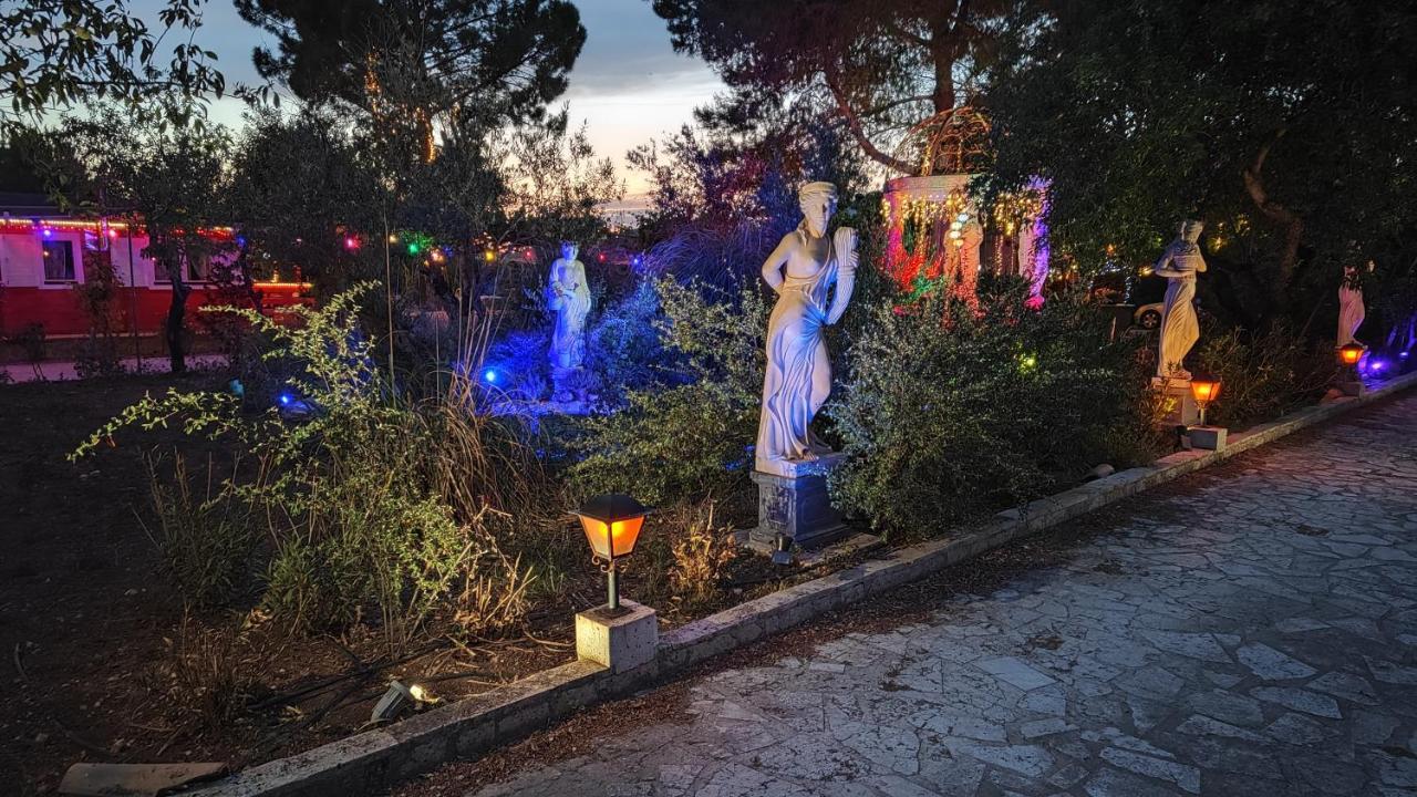 Refugio Madera Estilo Arabe Con Estatuas, Estanques Y Un Pequeno Zoo Hostal Albacete Exterior foto