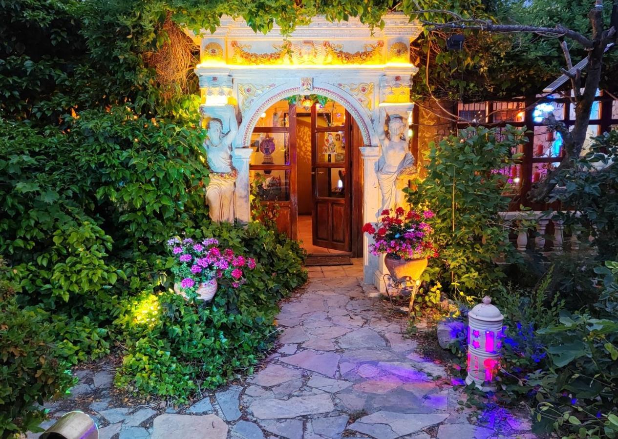 Refugio Madera Estilo Arabe Con Estatuas, Estanques Y Un Pequeno Zoo Hostal Albacete Exterior foto