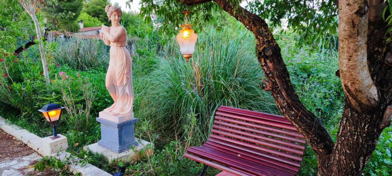 Refugio Madera Estilo Arabe Con Estatuas, Estanques Y Un Pequeno Zoo Hostal Albacete Exterior foto