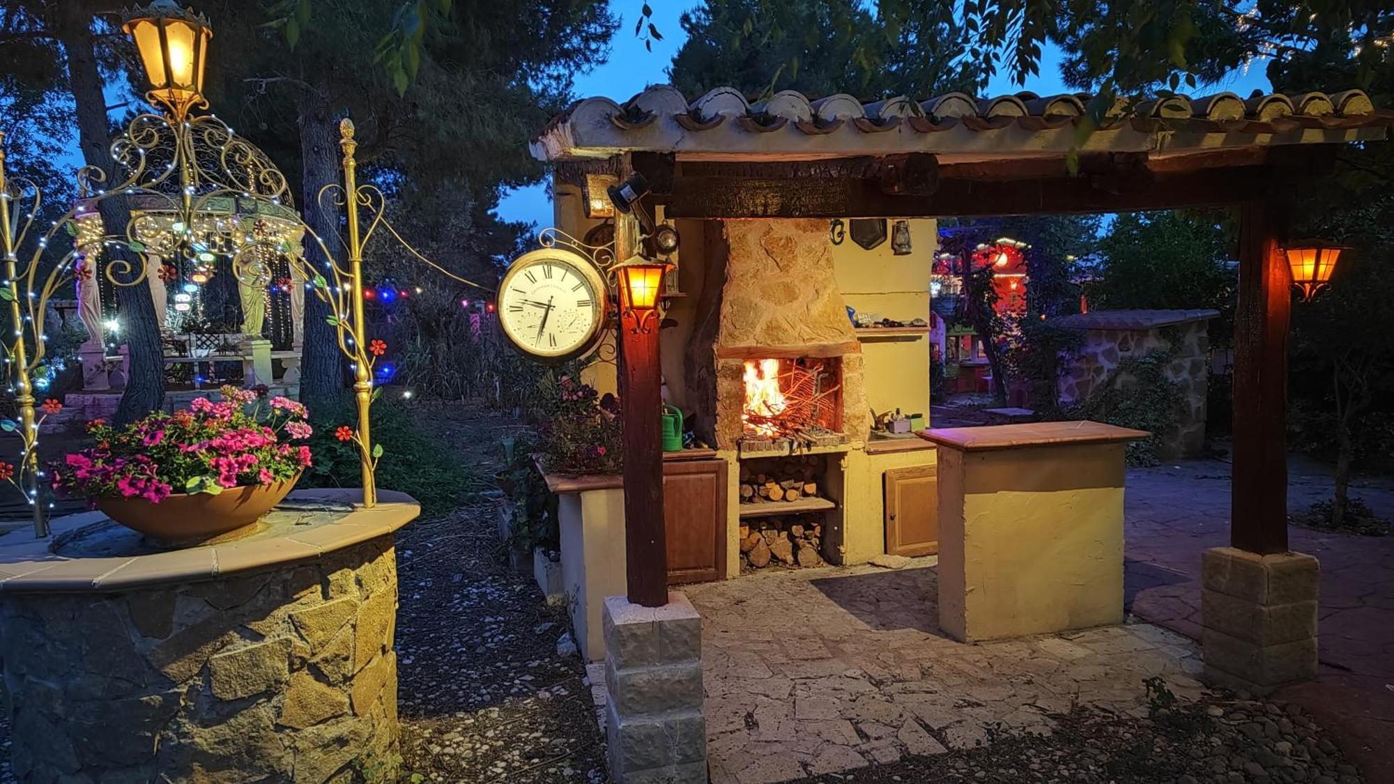 Refugio Madera Estilo Arabe Con Estatuas, Estanques Y Un Pequeno Zoo Hostal Albacete Exterior foto