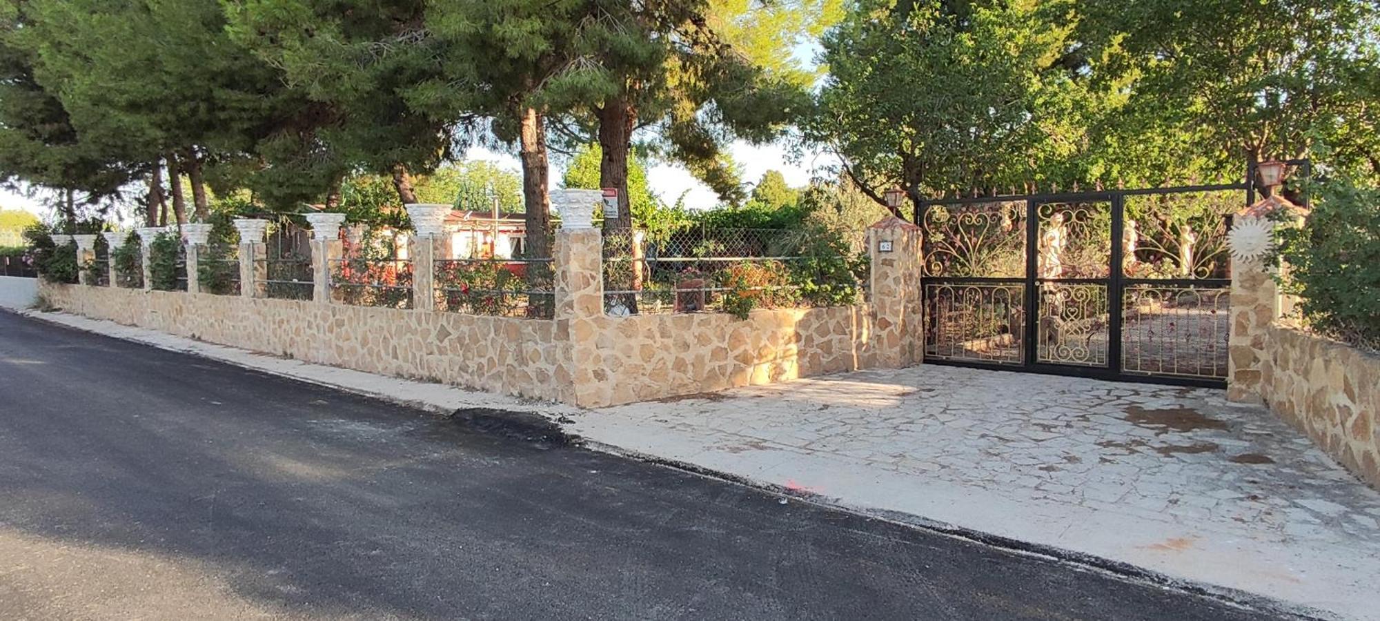 Refugio Madera Estilo Arabe Con Estatuas, Estanques Y Un Pequeno Zoo Hostal Albacete Exterior foto