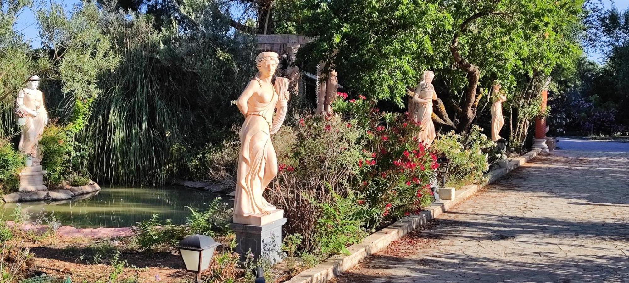 Refugio Madera Estilo Arabe Con Estatuas, Estanques Y Un Pequeno Zoo Hostal Albacete Exterior foto