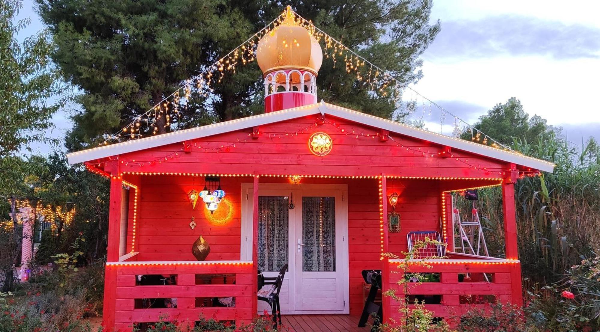 Refugio Madera Estilo Arabe Con Estatuas, Estanques Y Un Pequeno Zoo Hostal Albacete Exterior foto