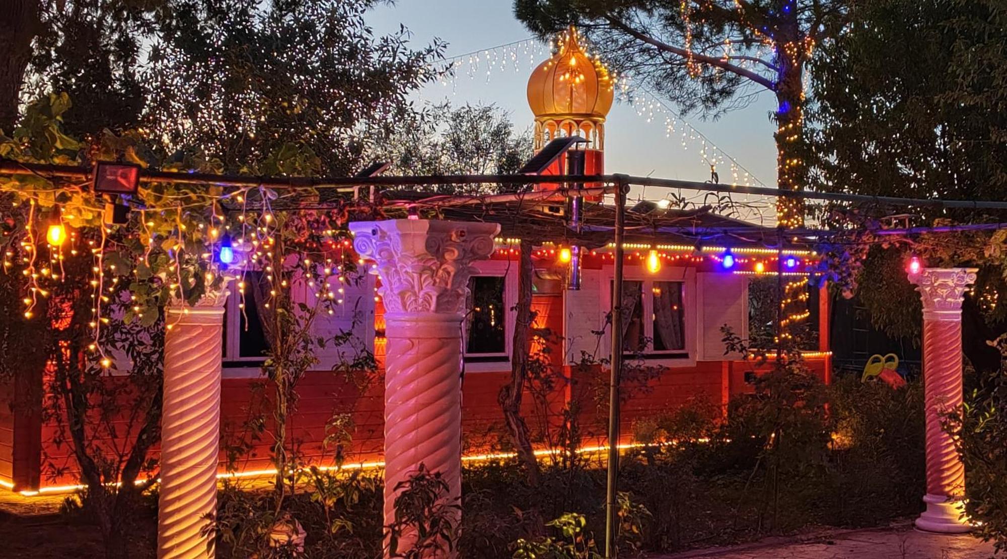 Refugio Madera Estilo Arabe Con Estatuas, Estanques Y Un Pequeno Zoo Hostal Albacete Exterior foto