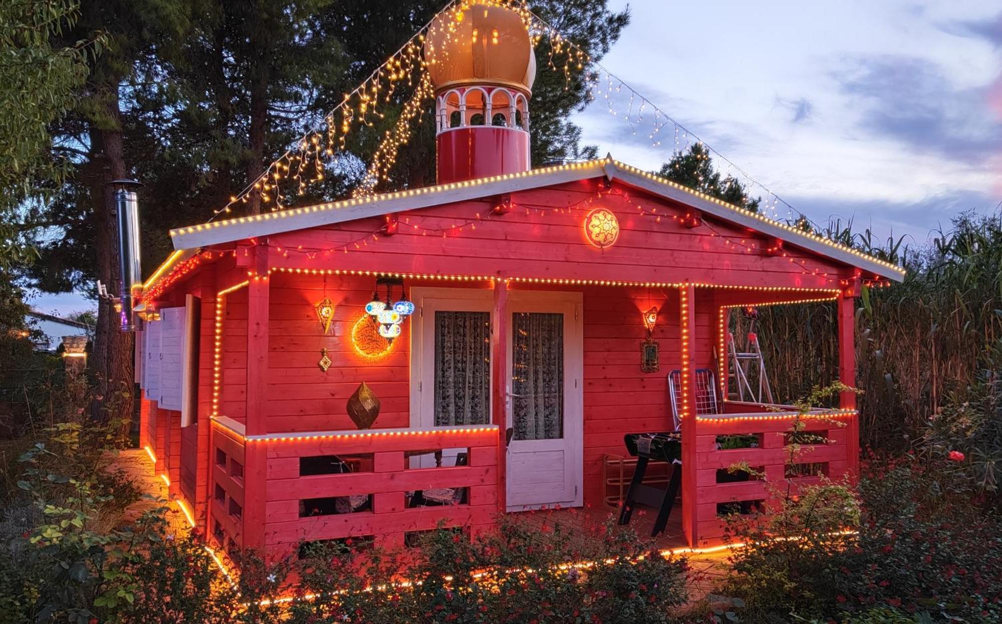 Refugio Madera Estilo Arabe Con Estatuas, Estanques Y Un Pequeno Zoo Hostal Albacete Exterior foto