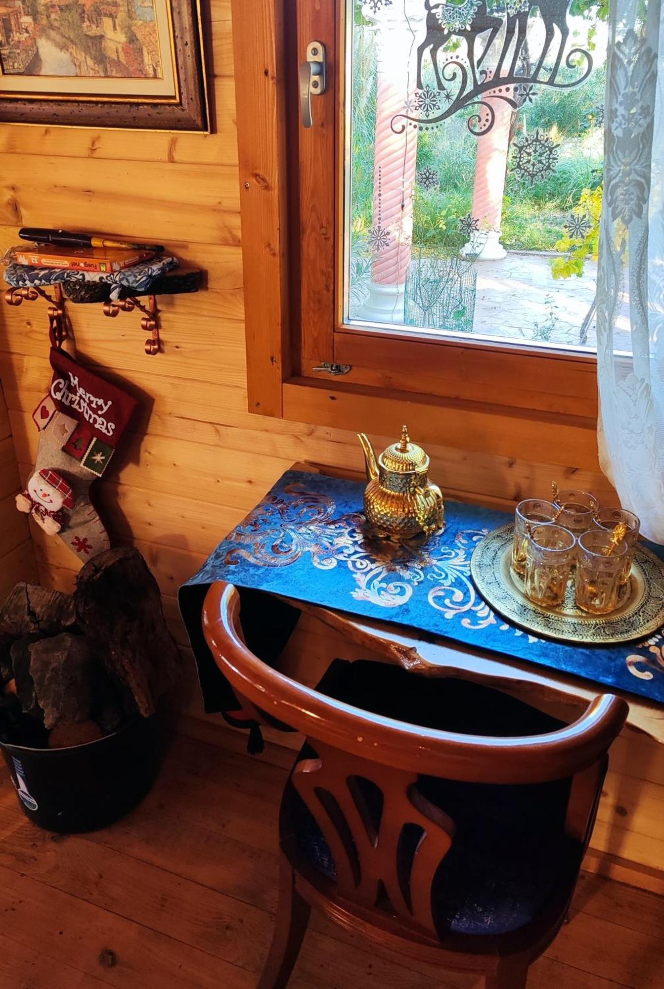 Refugio Madera Estilo Arabe Con Estatuas, Estanques Y Un Pequeno Zoo Hostal Albacete Exterior foto